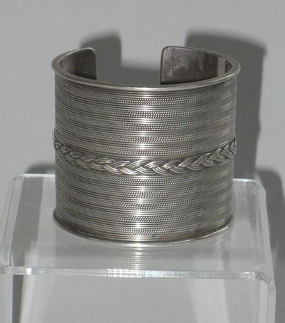 null Bracelet manchette Miao en métal ciselé et décoré en son centre d'une tresse....