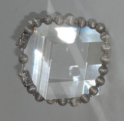 null Bracelet chinois en métal constitué de perles striées et terminé par 2 têtes...