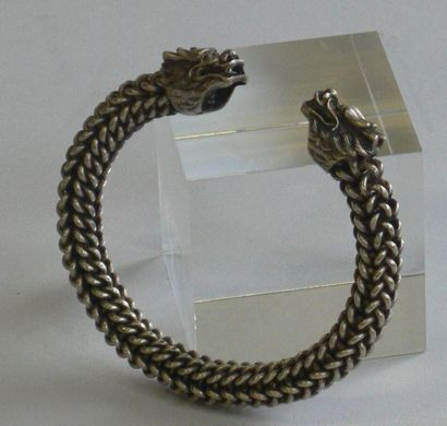 null Bracelet chinois en métal tressé évoquant le corps de 2 dragons dont les têtes...