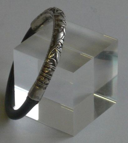 null Bracelet chinois en bambou à demi serti dans une gaine métal ciselé à décor...