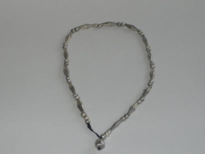 null Collier en métal chinois monté sur un fil de soie noir décoré de perle conique...