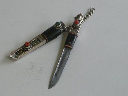 null Petit couteau tibétain, le manche en corne est serti de cuivre et métal et décoré...
