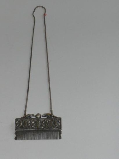 null Chaine en métal retenant un peigne en métal et laiton décoré d'un bandeau sculpté...