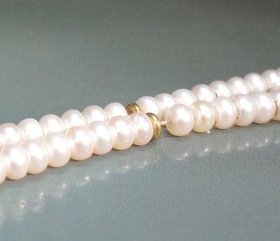 null Bracelet deux rangs de petites perles de culture, fermoir en or jaune 18 K (750)....