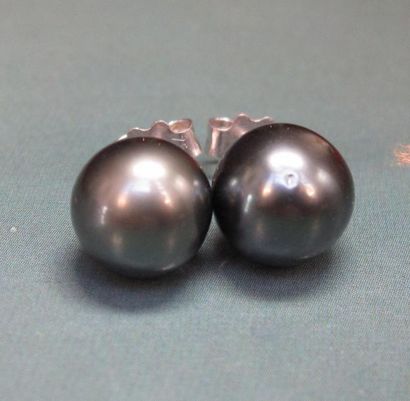 null Paire de boucles d'oreilles en or gris 18 K, chacune est sertie d'une perle...