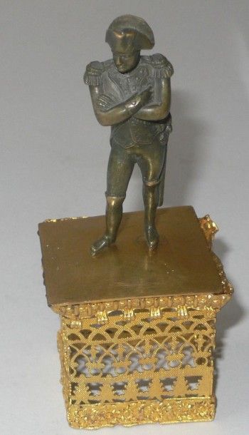 null Statuette de Napoléon en bronze patiné sur socle de métal ajouré