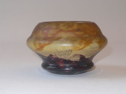 DAUM-NANCY Petit vase en pâte de verre marron signé. 8 x 12 cm