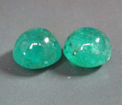 Deux émeraudes cabochon, 13.91 carats