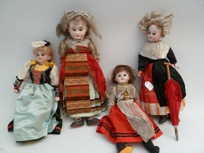 4 poupées régionales en costume, têtes en...