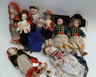 Un lot de 9 poupées régionales en costume,...