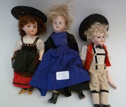 Trois poupées régionales, dont 2 têtes en...