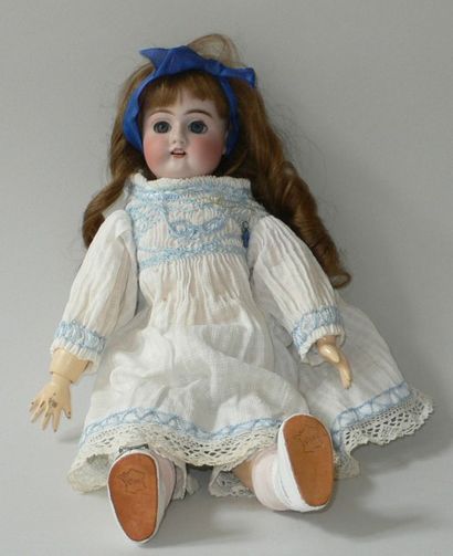 P35/ Petite poupée allemande, tête en porcelaine...