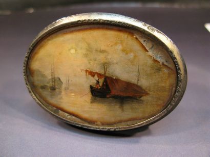 null BROCHE ovale centrée d'une miniature peinte à décor de bateau. Longueur : 5.8...