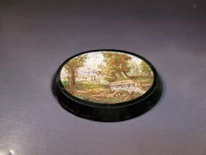 null MOSAÏQUE romaine ovale à décor d'un paysage. 19ème siècle. Longueur : 4 cm....