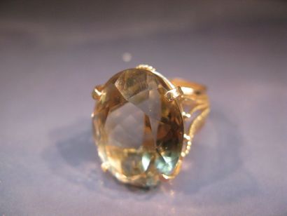 null BAGUE en or jaune fileté 9K sertie d'un quartz fumée. Vers 1960. Poids : 11.80g....