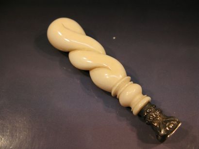 null CACHET À MANCHE en ivoire à torsade. 19ème siècle. Longueur : 9 cm