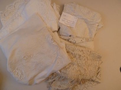 null Un lot important de petites nappes et napperons, broderie, dentelle du Puy,...