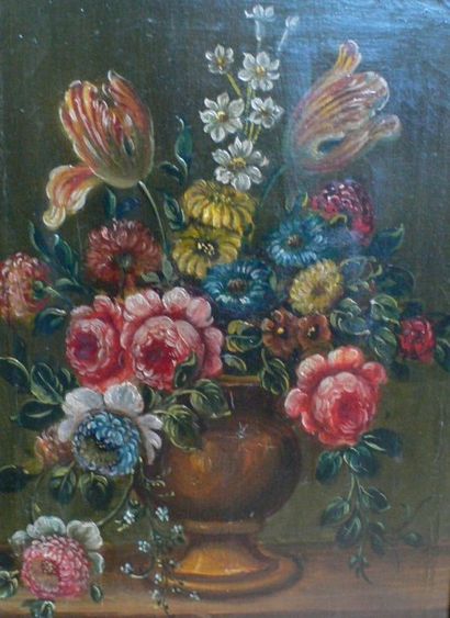 Ecole debut XIX-ème « Bouquet de fleurs dans un vase ». Huile sur toile (restaurations)....