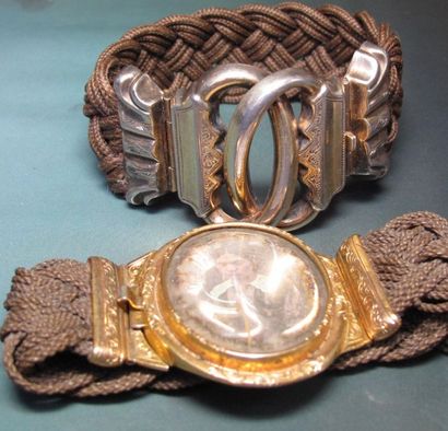 null Deux bracelets en cheveux tressés, fermoirs en argent et métal. Travail du XIXe...