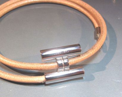 HERMES Bracelet "Tournis" en cuir Noir et boucle palladiée. Signé. Pochette