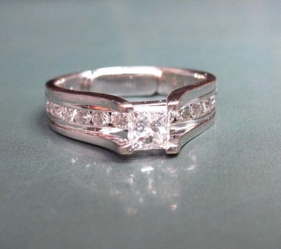 null Bague en or gris 585°/00 centrée d'un diamant taille princesse de 0.50 carat...