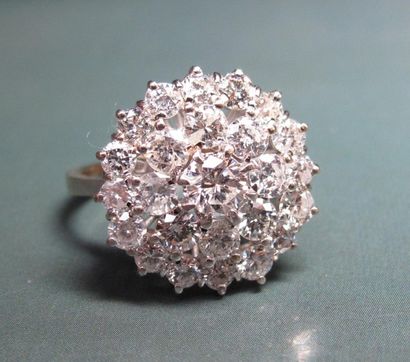 null Bague fleur en or gris 750°/00 (hibou) sertie de diamants taille brillant (environ...