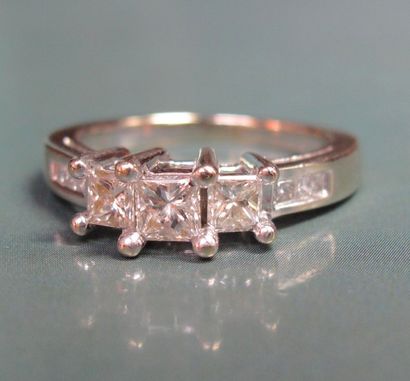 null Bague en or gris 585°/00 (coquille)sertie de trois diamants taille princesse,...