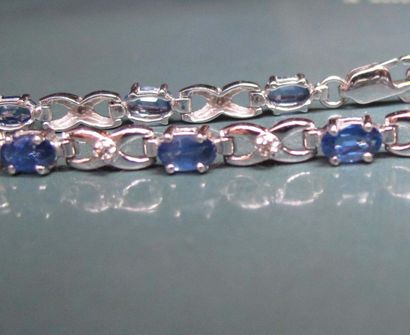 null Bracelet en or gris 585°/00 serti de saphirs ovales à facettes soulignés diamants...
