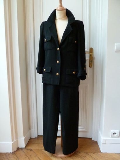 null CHANEL : un tailleur pantalon en lainage noir, (retouches au pantalon), vers...