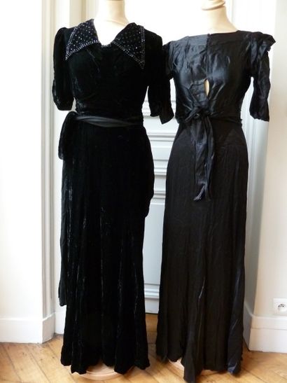 null Deux robes noires, années 30, en panne de velours griffée Jane Duverne (accs)...