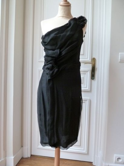 null Une robe en mousseline noire, griffée Christophe JOSSE (Il commence chez Torrente...