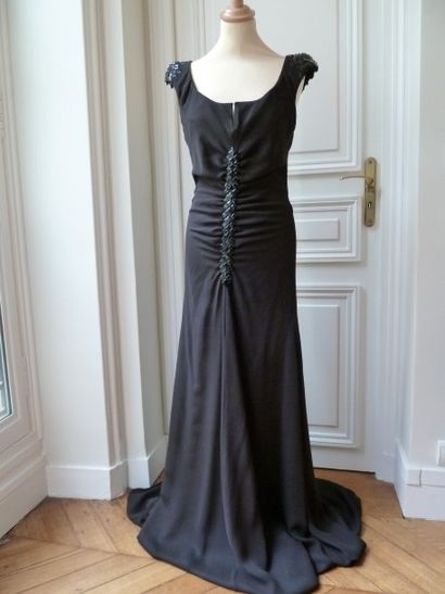 null Une robe longue noire brodée de micas