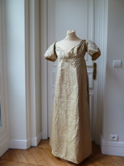 null Une robe en soie beige et jaune, (petites taches) 1806