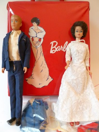 null Deux Poupées Barbie, Bubble cut brune 1962, robe et voile de mariée, 2 ensembles...