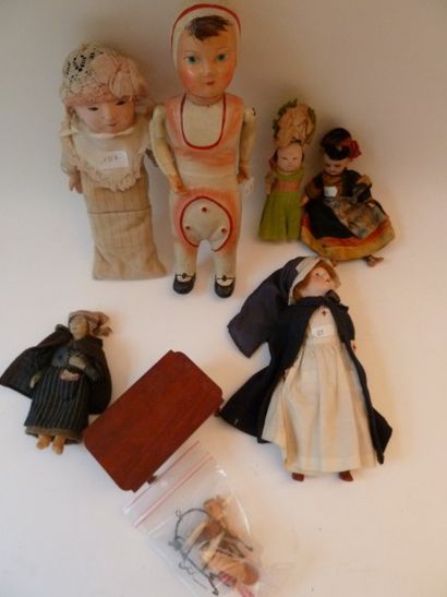 null Un lot : Un poupard en papier mâché peint, H : 31cm, on y joint 2 poupées japonaises...