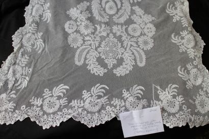 null Une écharpe de mariée en tulle brodé (petites reprises), 2m70 X 0m60, fin XIXème,...