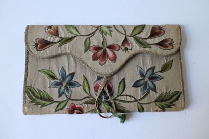 null Une enveloppe à lettre en soie ivoire brodée de fleurs en soie polychrome, XVIIIème...