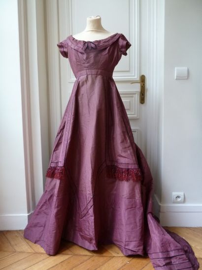 null Une robe en soie prune, fin XIXème siècle (taches)