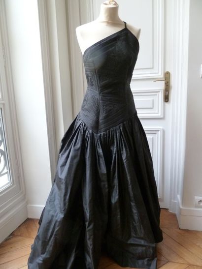 null Une robe longue en soie noire, corsage surpiqué, griffée Grès PARIS, fin 70,...