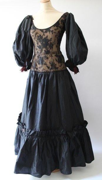 null Une robe longue en taffetas de soie noire, corsage en Chantilly, griffée Yves...