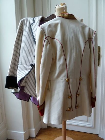 null Deux costumes pantalons : l’un en lainage blanc, bandes rouges et galon or (taches)...