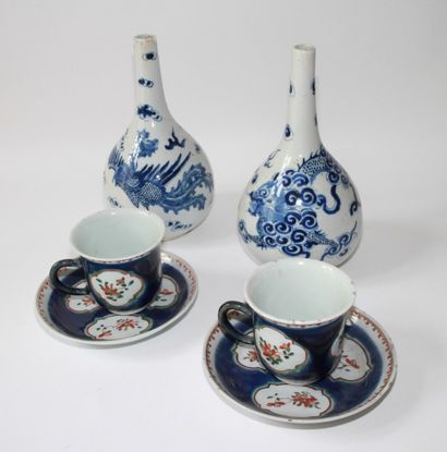 Vietnam, XVIIIe siècle. Deux petits vases bouteilles en porcelaine bleu-blanc, l’une...