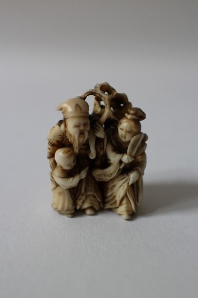 CHINE. Petit okimono en ivoire figurant une famille. Travail ancien. Haut. : 4,5...