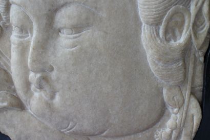 Chine, XXe siècle. Bas-relief en marbre blanc représentant une tête de dame de cour...