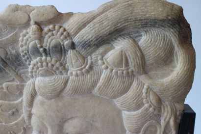 Chine, XXe siècle. Bas-relief en marbre blanc représentant une tête de dame de cour...