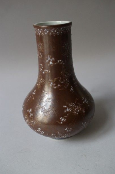 CHINE. Petit vase en porcelaine de Chine marron à décor d’oiseaux dorés stylisés...
