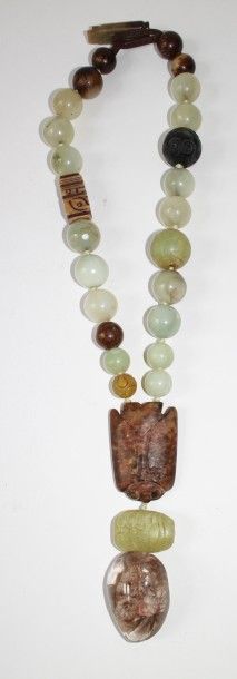 CHINE. Collier formé de boules de pierres dures et de jade céladon e pendentif de...