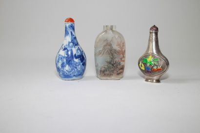 CHINE. Lot de trois tabatière (verre peint, porcelaine blanc-bleue et émaillée).