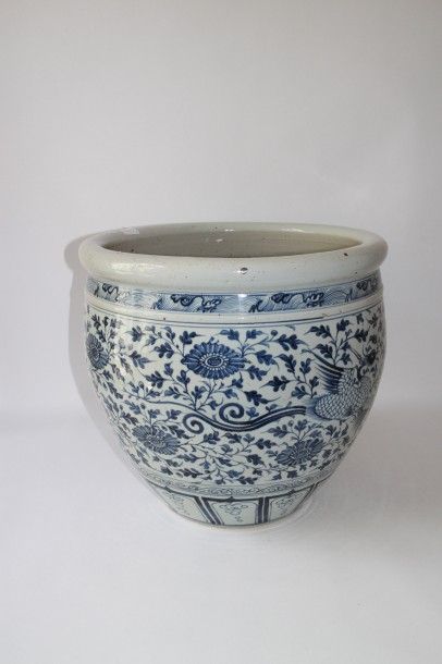 CHINE. Grand cache-pot en porcelaine blanc bleu à décor de dragon et d’oiseau et...