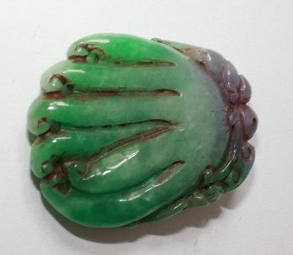 CHINE. Pendentif en pierre verte (jade ?). Travail début XX-ème. Haut. : 6 cm